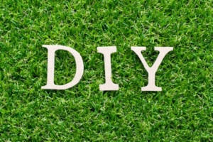 カーマなどのホームセンターの人工芝と専門業者の人工芝は何が違うの？