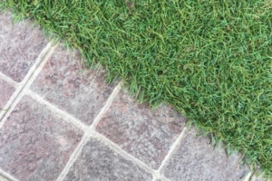 人工芝の施工方法は下地が土とコンクリートでどう違うかを解説