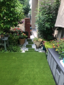 【専門業者に人工芝を設置してもらう場合とDIYで行う場合、どれくらいの費用がかかるの？】