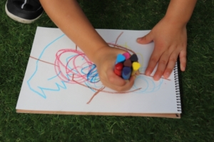 キッズスペースに人工芝を敷くメリット、注意点について